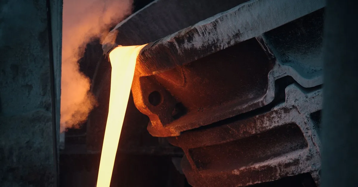 Molten metal pouring from a ladle in a foundry, the casting process behind GG25 and GG30 grey iron machine beds